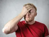 Man met hoofdpijn.